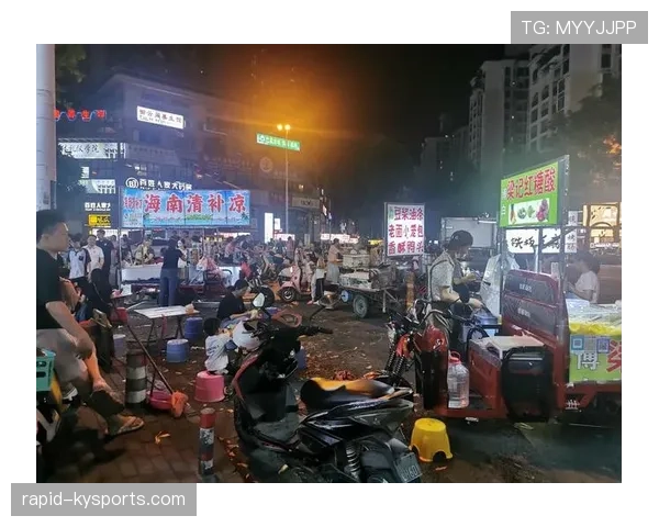 柳雅慧背着那只能把我家装修两次的包，站在夜市摊前像个路人，画风好奇怪